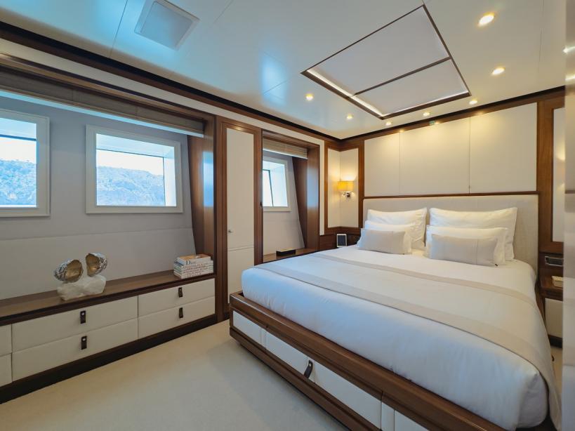 yacht New Waves