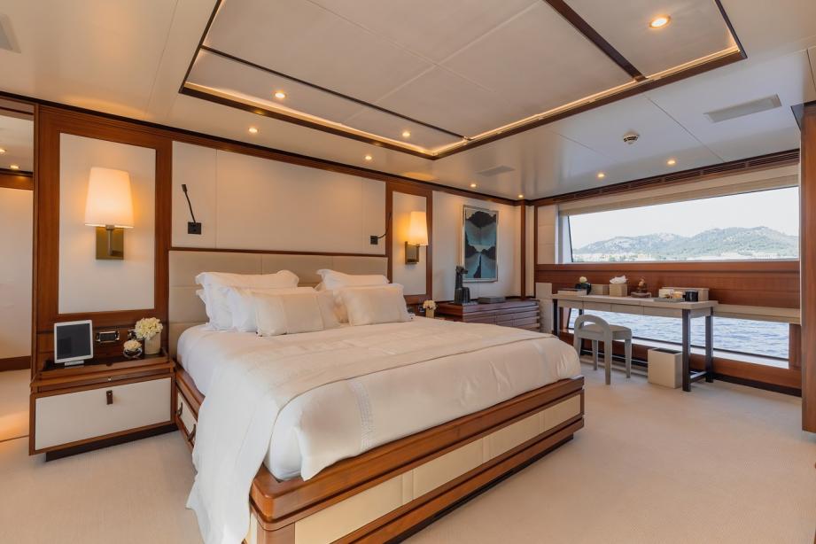 yacht New Waves