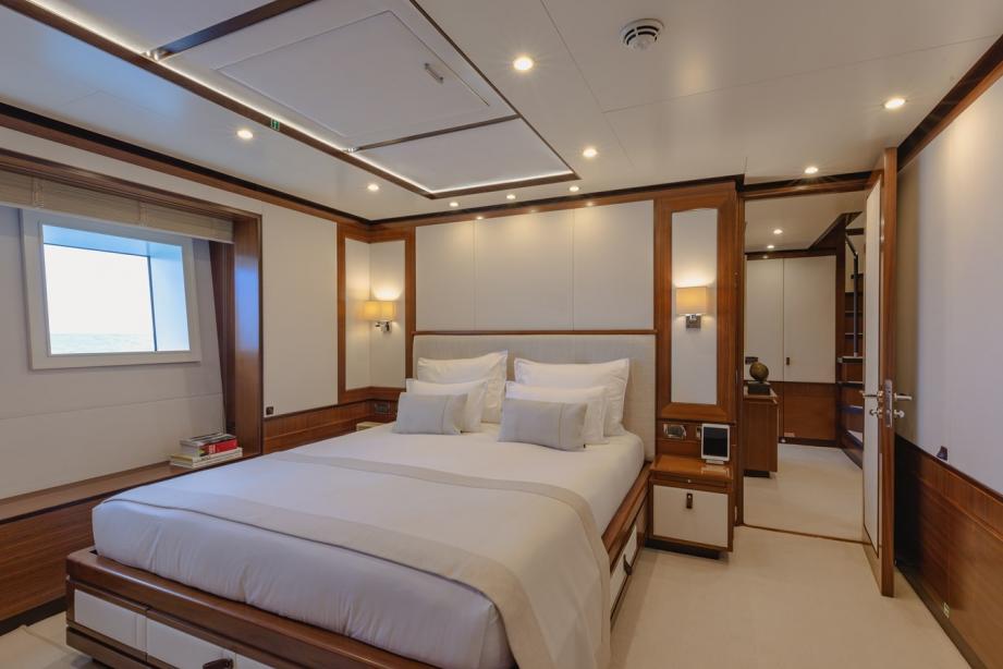 yacht New Waves