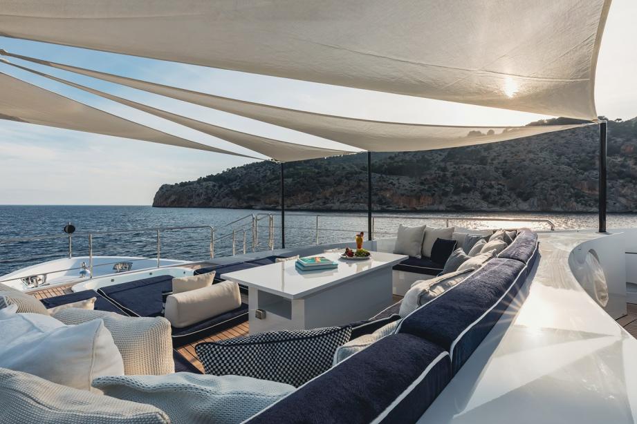 yacht New Waves