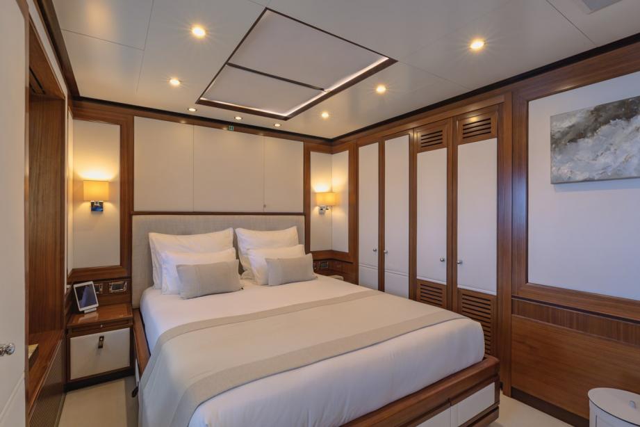yacht New Waves