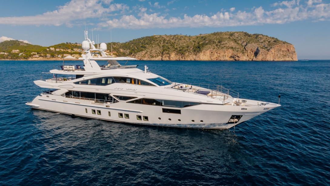 yacht New Waves