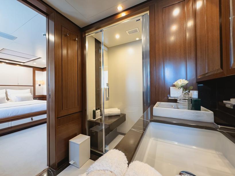 yacht New Waves