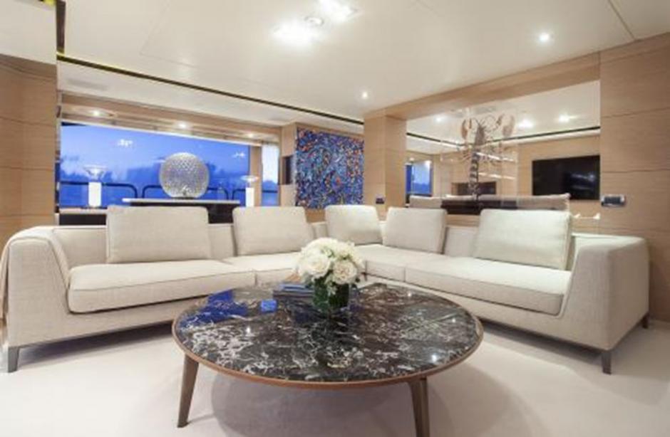yacht Sur La Mer