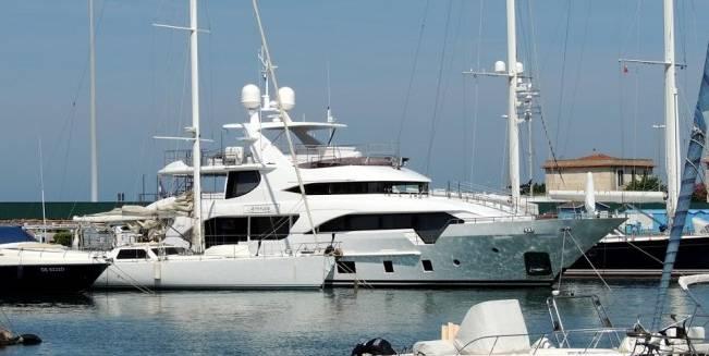 yacht Lady Attitude