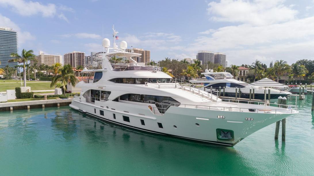 yacht Lady Attitude
