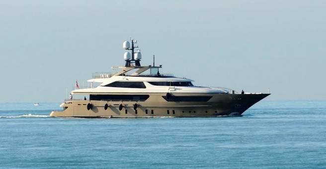 yacht Trident