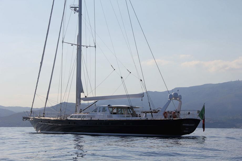 yacht Antares Avance