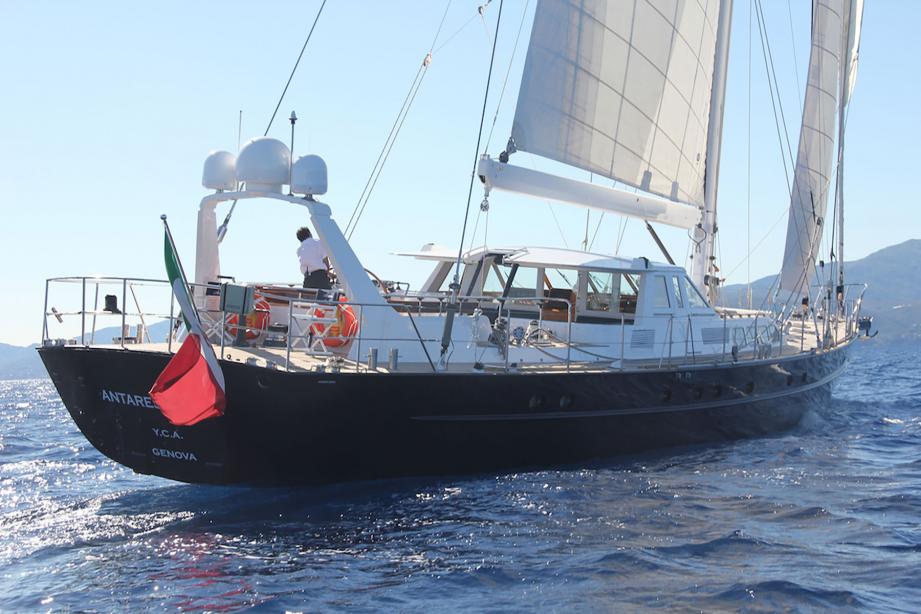 yacht Antares Avance