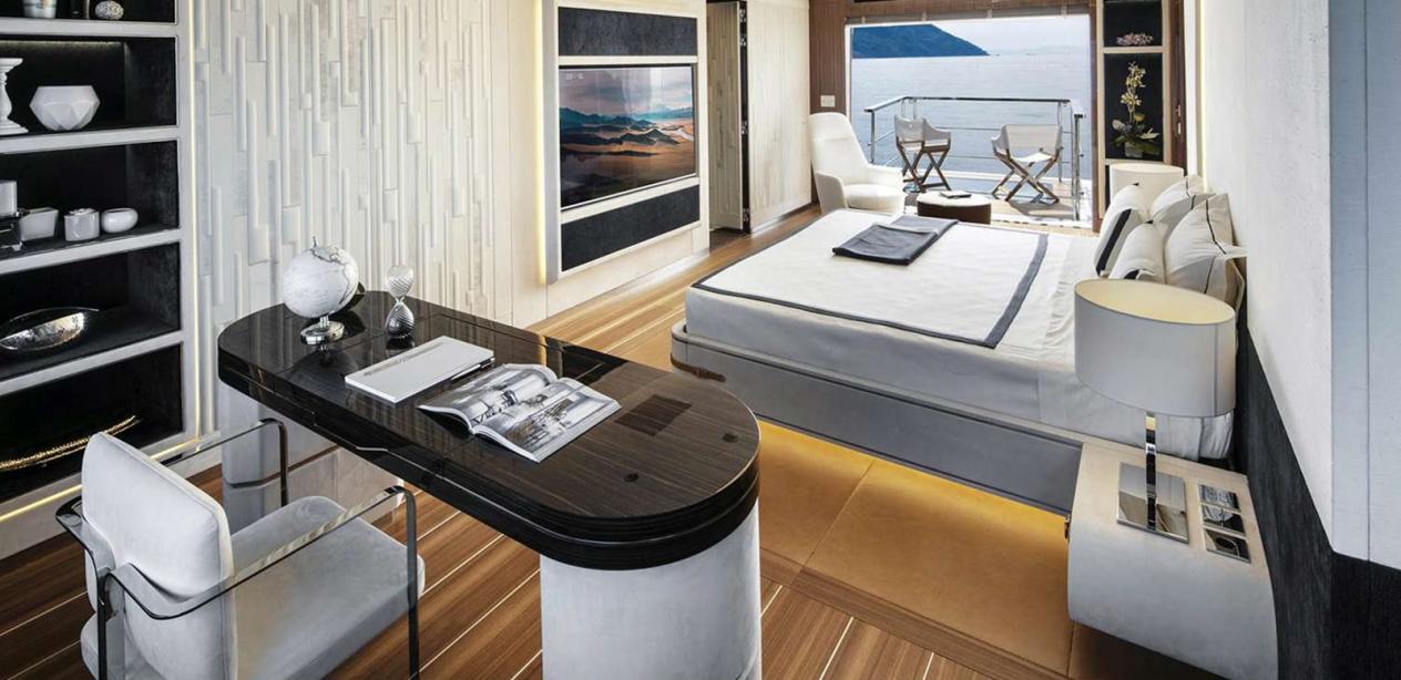 yacht El Leon