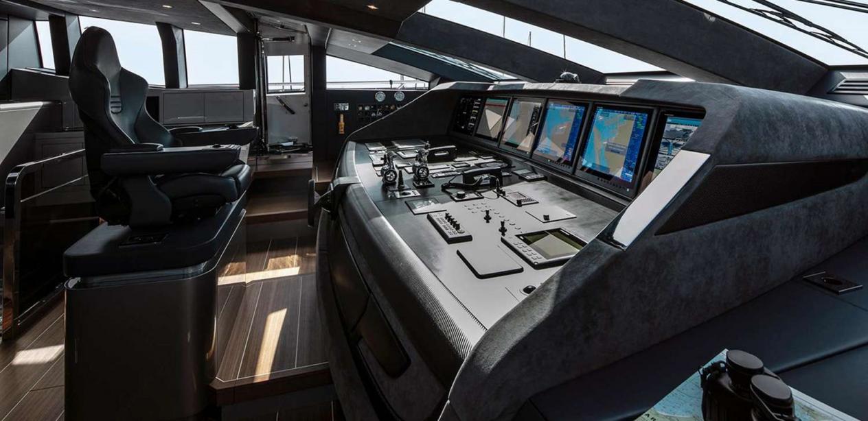 yacht El Leon