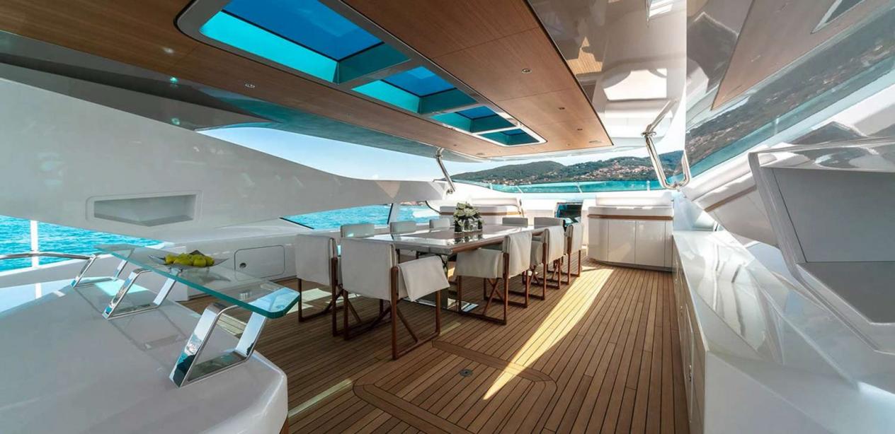 yacht El Leon
