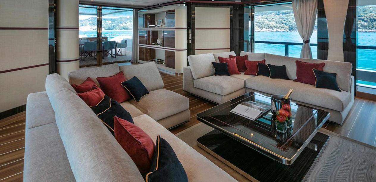 yacht El Leon