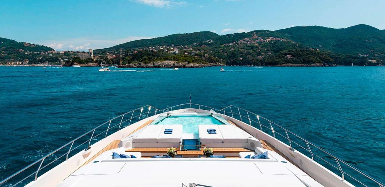 yacht El Leon