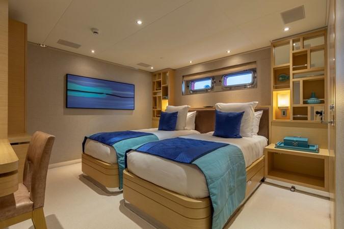 yacht Avalon