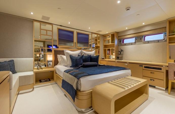 yacht Avalon