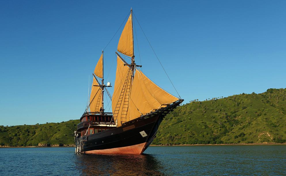 yacht Alila Purnama