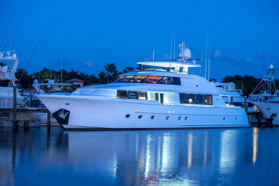 yacht First Light