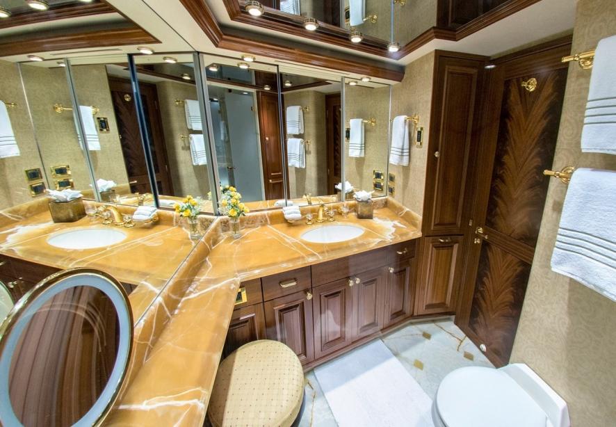 yacht First Light