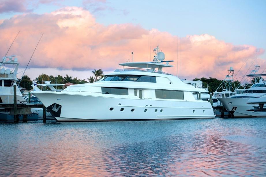 yacht First Light