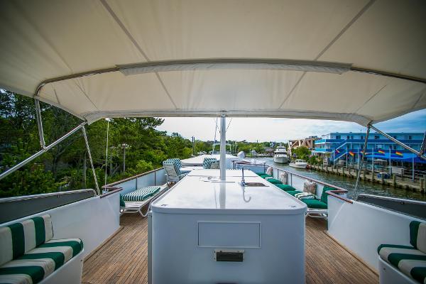 yacht Broward Pilothouse