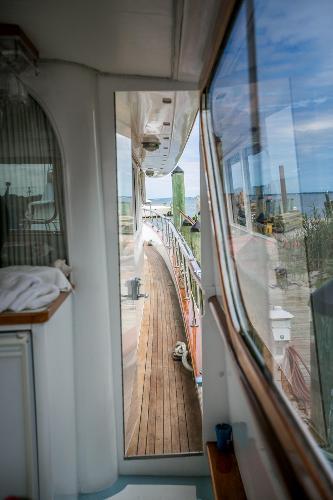 yacht Broward Pilothouse
