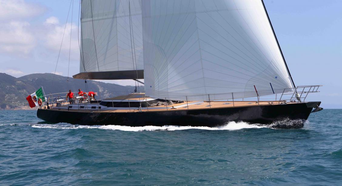 yacht Black Lion