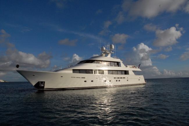 yacht Dona Lola