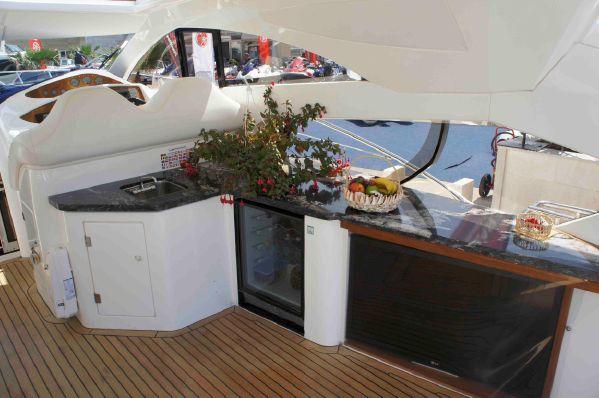 yacht Sunseeker Predator 68