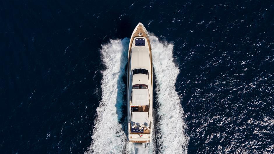 yacht Champagne Seas