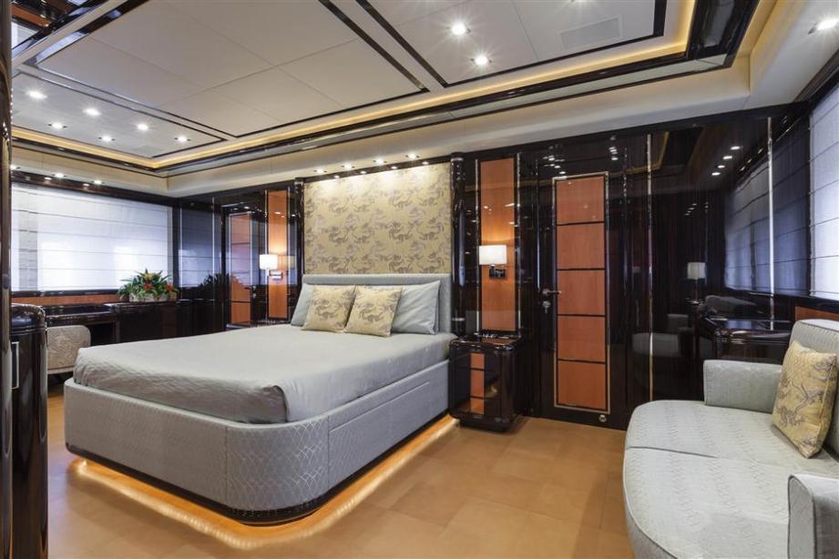 yacht Mangusta 130