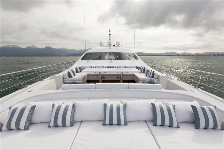 yacht Mangusta 130
