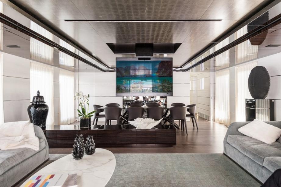 yacht Entourage