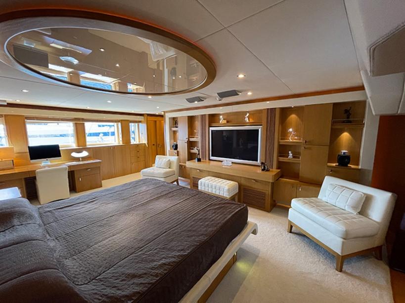 yacht Maaos