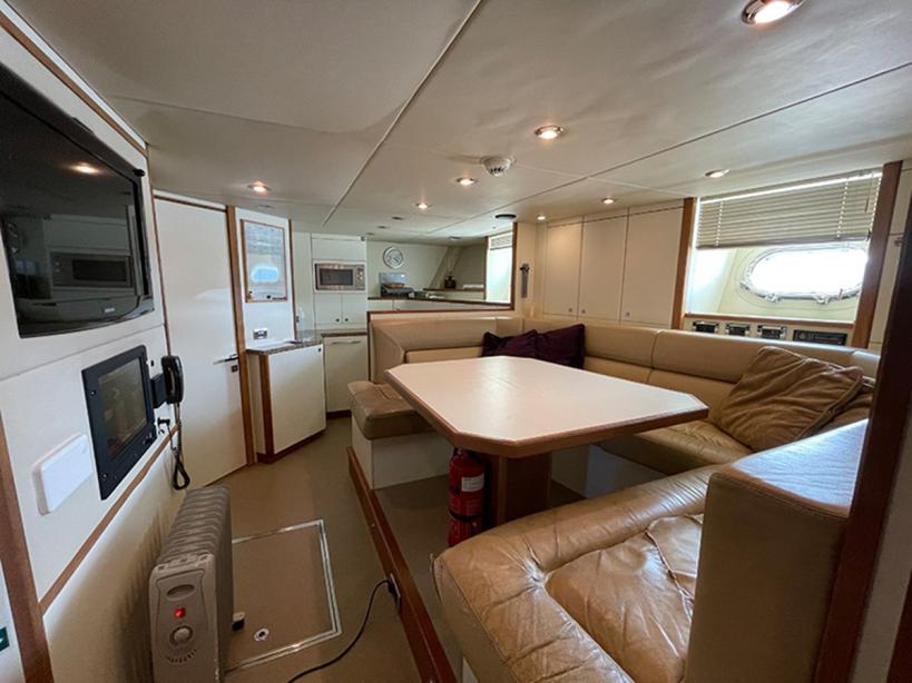 yacht Maaos