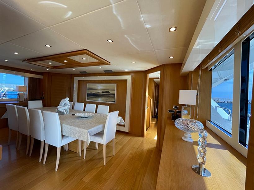 yacht Maaos