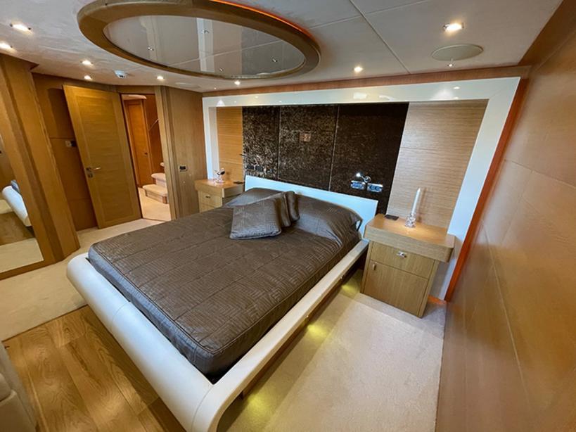 yacht Maaos