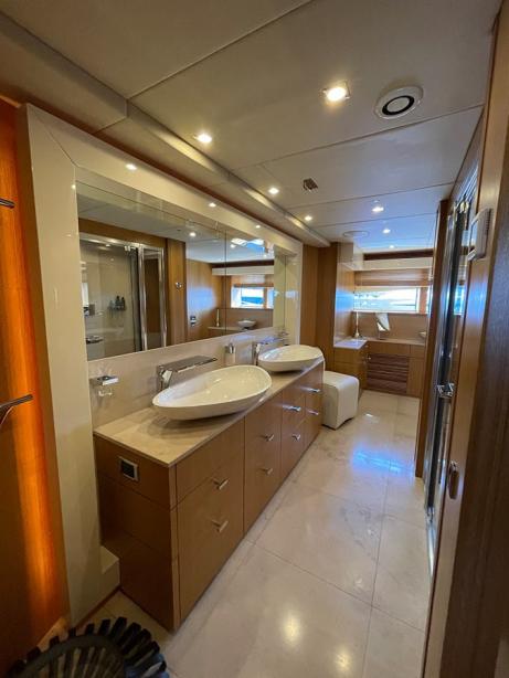 yacht Maaos