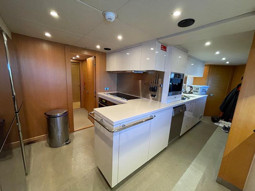yacht Maaos