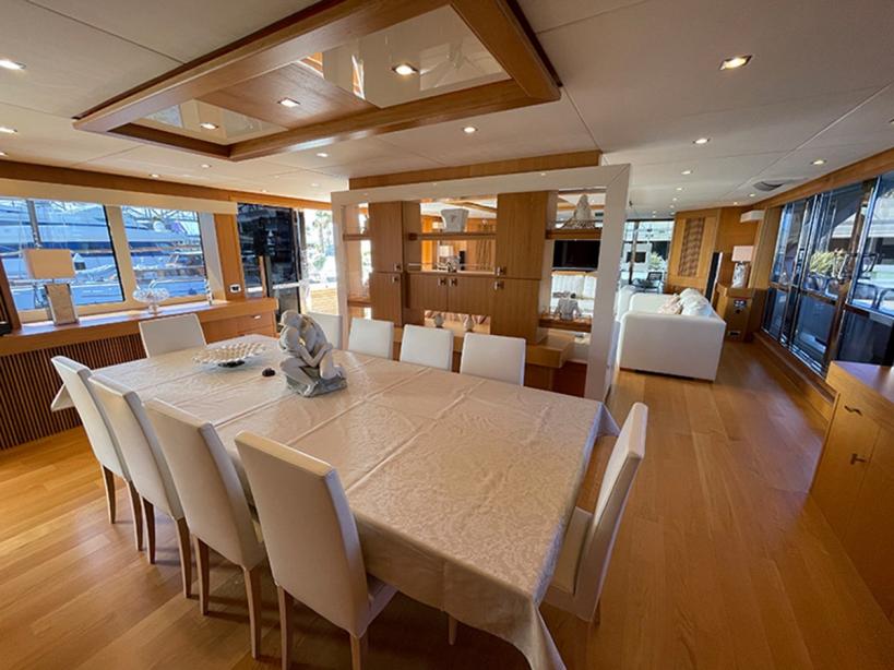 yacht Maaos