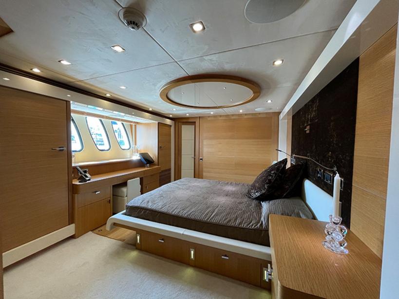 yacht Maaos