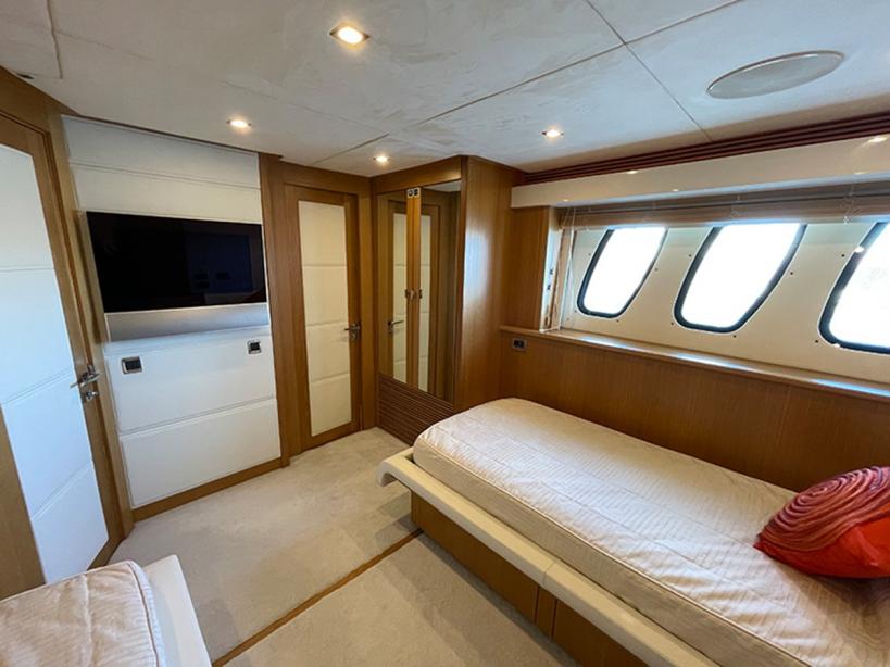yacht Maaos