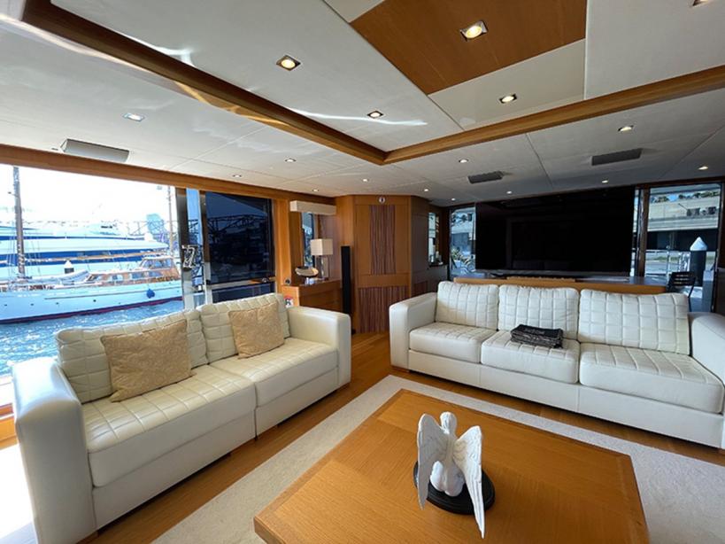 yacht Maaos