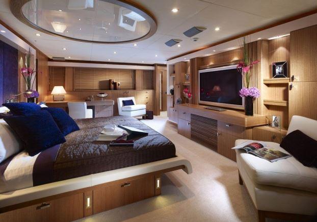 yacht Maaos