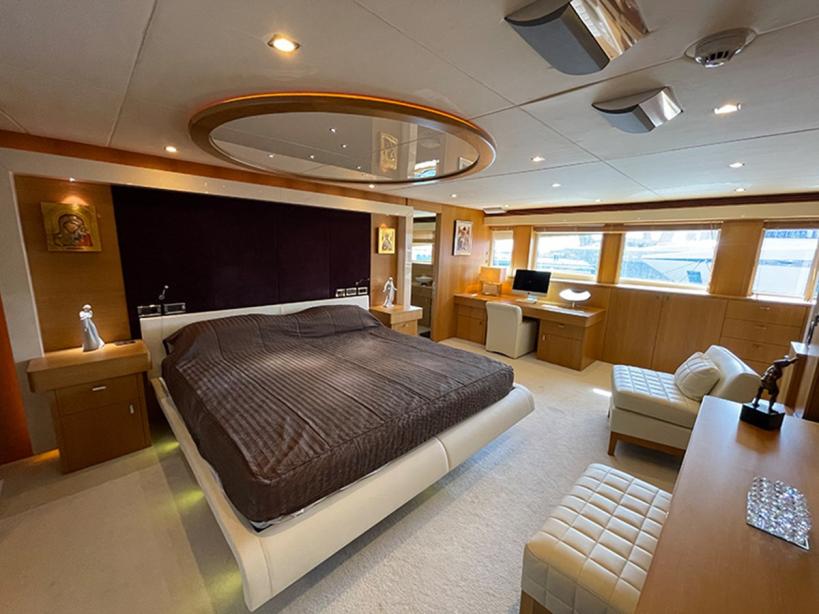 yacht Maaos