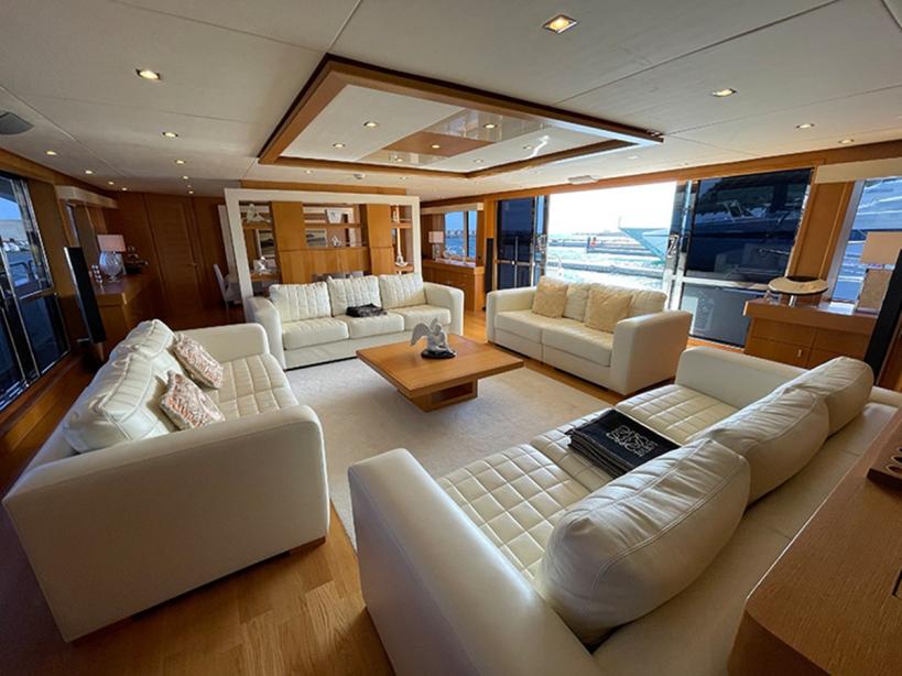 yacht Maaos