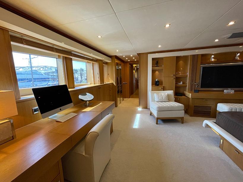 yacht Maaos