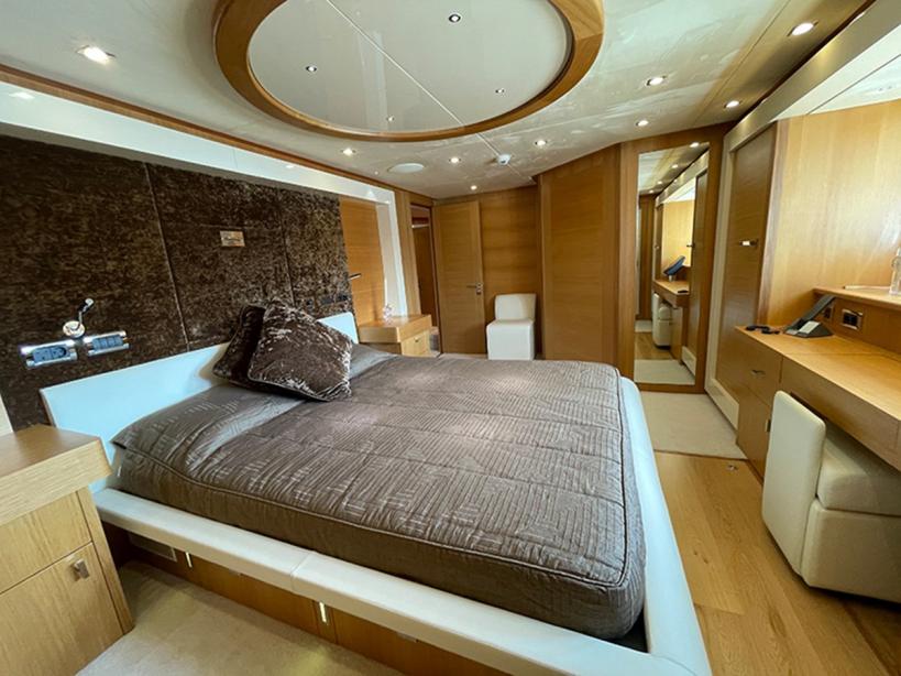 yacht Maaos