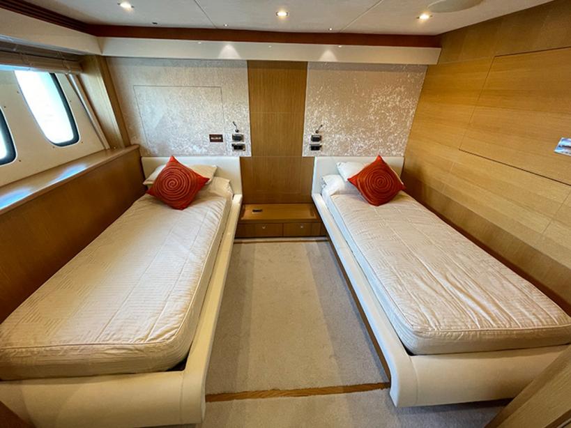 yacht Maaos