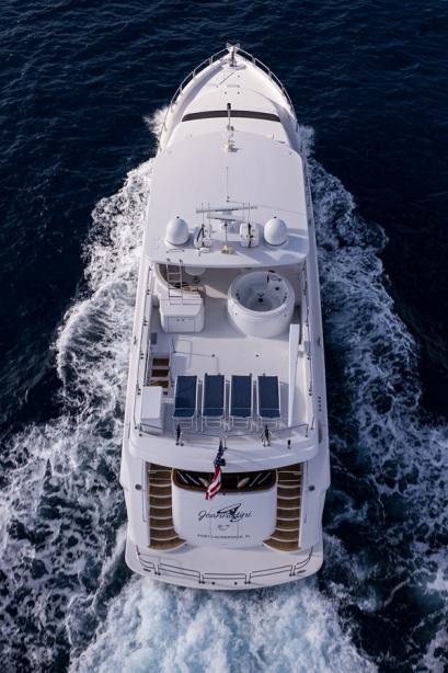 yacht Jeannietini